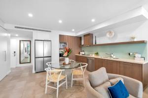 329 Contemporary Apartment in Beachfront Resort Palm Cove
