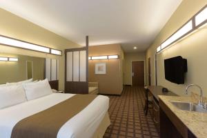 Queen Room - Disability Access - Non-Smoking room in Microtel Inn & Suites Dillsboro/Sylva