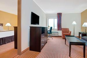 Deluxe King Suite room in Days Inn & Suites by Wyndham Kansas City - Arrowhead Chiefs Stadium