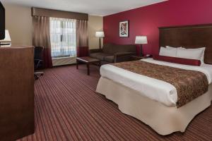 Queen Room with Sofa Bed - Non-Smoking room in Baymont by Wyndham Mequon Milwaukee Area