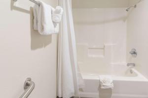 Queen Room with Ocean View - Non-Smoking/Pet Friendly room in Travelodge by Wyndham Depoe Bay