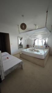 RiccArDella House Rafiki Tamu