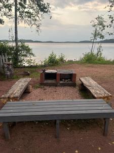 Saunamökki Kurjenrahkan kansallispuistossa