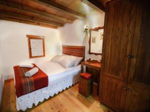 Villa in Crete with Vineyard Experience