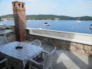 Seafront apartment with incredible view of Vis bay - Maricin Most