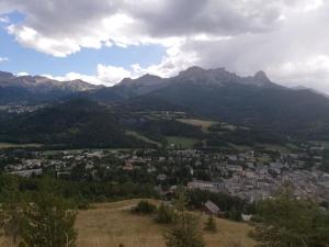 app 2ch Barcelonnette vue montagne proche praloup