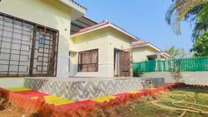 V Square Villa