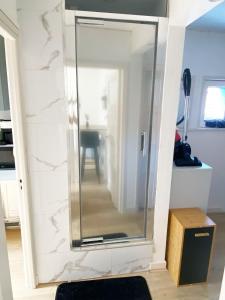 Sauna commun et Chambre privée à 50 m de la plage- Parking privé, salle de bain et cuisine commune