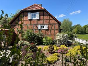 Elbwiesenhaus an der Elbe