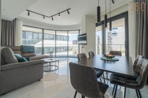 Official Mercury Suite Lux 3BR Apt in with pool and AC by 360 Estates