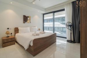 Official Mercury Suite Lux 3BR Apt in with pool and AC by 360 Estates