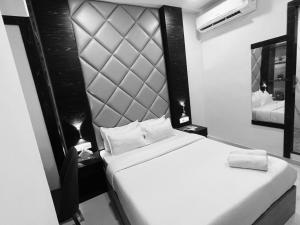 Sky Suites By Glitz Hotels Nr Internatinational Airport Mumbai