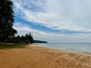 The Rina Homestay-Whole Villa with Private Pool,BBQ & Karaoke-1Min Beach-