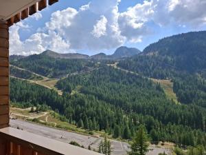 Très bel appartement dans le centre dIsola 2000 avec balcon exposé sud ouest