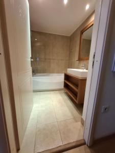 Très bel appartement dans le centre dIsola 2000 avec balcon exposé sud ouest