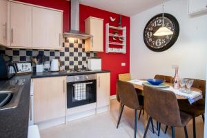 Beachcomber Seaside Apartment - 2 Bedroom - Tenby