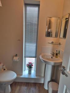 Air Conditioned 3-Bed Home with Garden & Parking