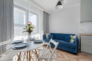 Tasteful Apartment Near Centennial Hall by Noclegi Renters