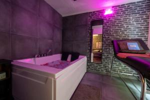 Appartements 50 Nuances de Bonheur a 2, Balneo, Table massages : photos des chambres