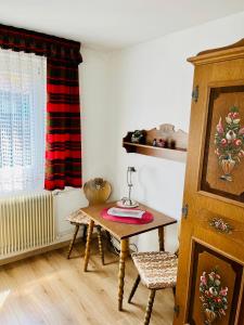 Ferienhaus Oesterle - Idyllisches Schwarzwaldhaus am Bach mit Terrasse & Balkon