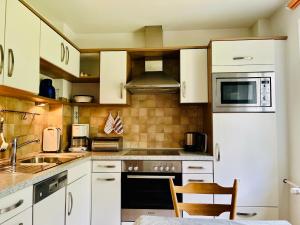 Ferienhaus Oesterle - Idyllisches Schwarzwaldhaus am Bach mit Terrasse & Balkon