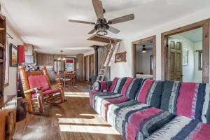 Lake Taureau Shore - Le Grand Manitou