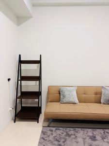 Minimalist Comfort with Homey Touches