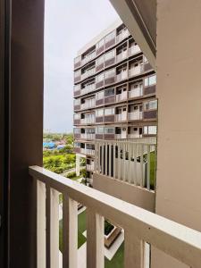 Minimalist Comfort with Homey Touches