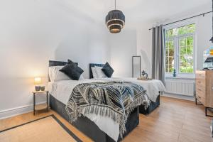 Stylish 4Bed Executive Stay WiFi and Parking