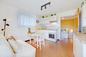 Sunflowers, Monte Brè & WiFi, Free Parking