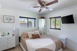 Waterfront 3BR with Pool Tiki Hut & Mini Golf