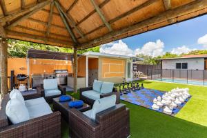 Waterfront 3BR with Pool Tiki Hut & Mini Golf