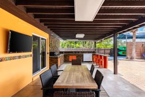 Waterfront 3BR with Pool Tiki Hut & Mini Golf