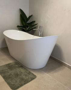 Calheta Suite Jardim - Adults-only suite met vrijstaand bad en tuinzicht