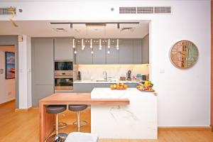 1BR Lilac Breeze - Chic Urban Retreat