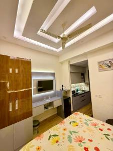 Moonlight stay near expo mart