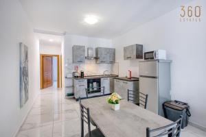 Sun, Sea & Comfort, Qawra Suites with Stunning Views by 360 Estates