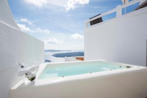 Aqua Mare Luxury Suites Santorini Greece