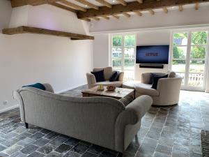 The Oak & Squirrel Villa