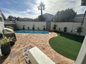 Sunset Links Golf Estate home, walk to Beach