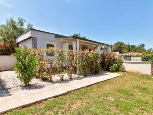 Mobile Home in Banjole near Beach