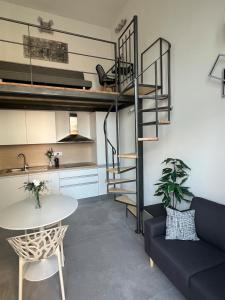 Lux Loft- Downtown Gem img9
