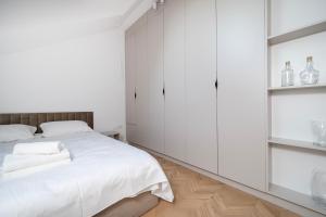 Rąbieńska Urban Elegance Apartment by BookingHost