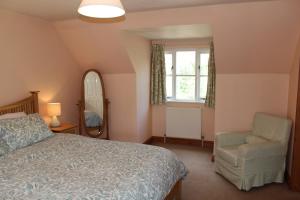 Lymington Courtyard: 4-Bed Modern Cottage Charm