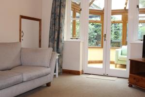 Lymington Courtyard: 4-Bed Modern Cottage Charm