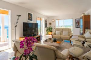 Seaside Villa With Panoramic Views In Les Îles Dor