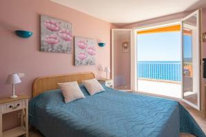 Seaside Villa With Panoramic Views In Les Îles Dor