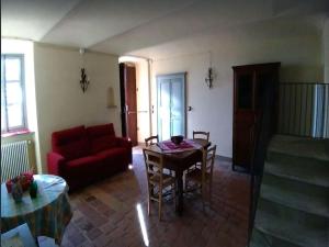 Charming Castle Stay, Robella