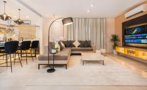 Al Mughrizat Apartment with Workspace WiFi