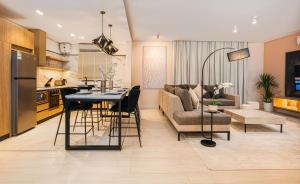Al Mughrizat Apartment with Workspace WiFi